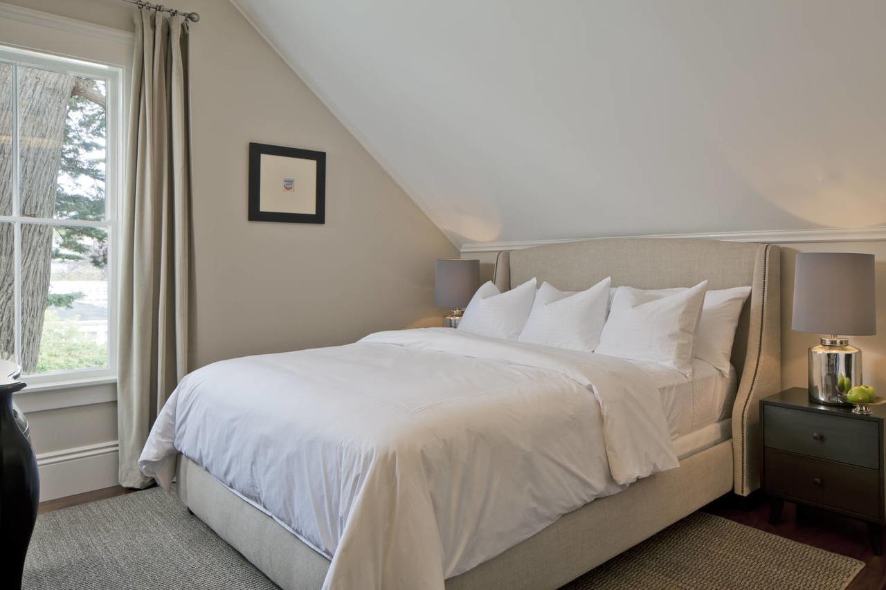 King Guestroom at Blue Door Inn